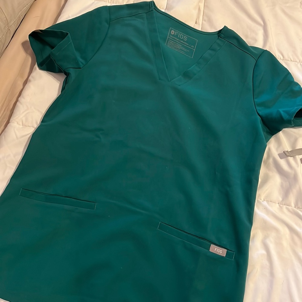Xs figs scrub top